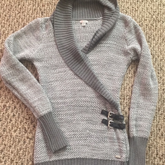 Guess Sweaters - GUESS BRAND pretty EUC sweater
